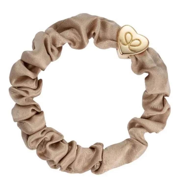 Garantierte Lieferung ByEloise Gold Heart Silk Scrunchie Sand